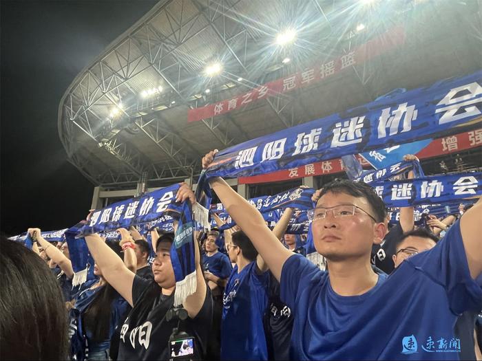 比赛现场火爆异常，球迷们为球队呐喊加油