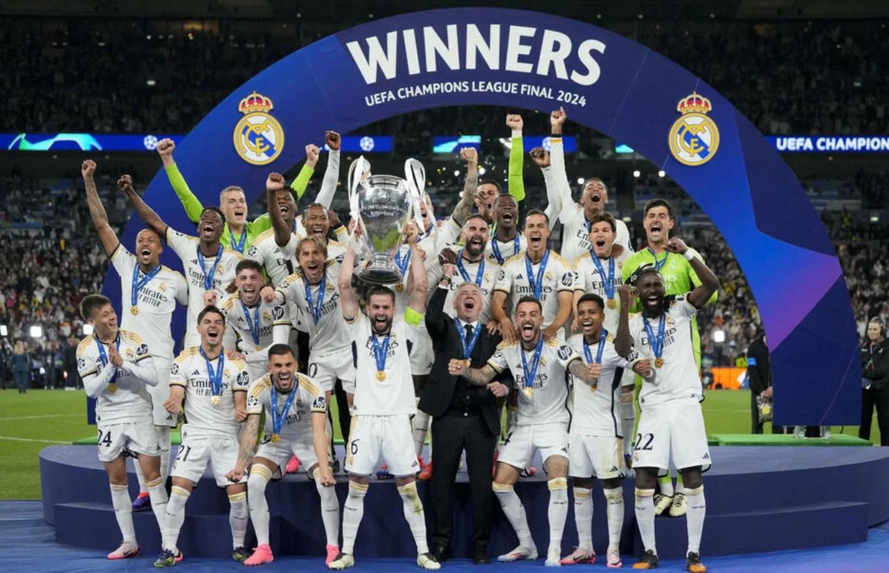 阿贾克斯大胜皇马，创造欧冠历史