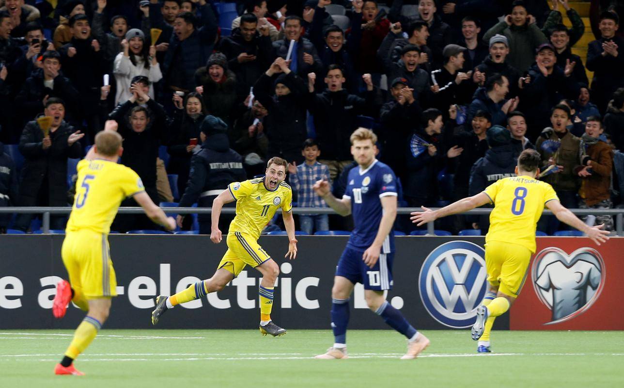 足球职业赛场上火爆比赛频发，顶尖球队对决的简单介绍