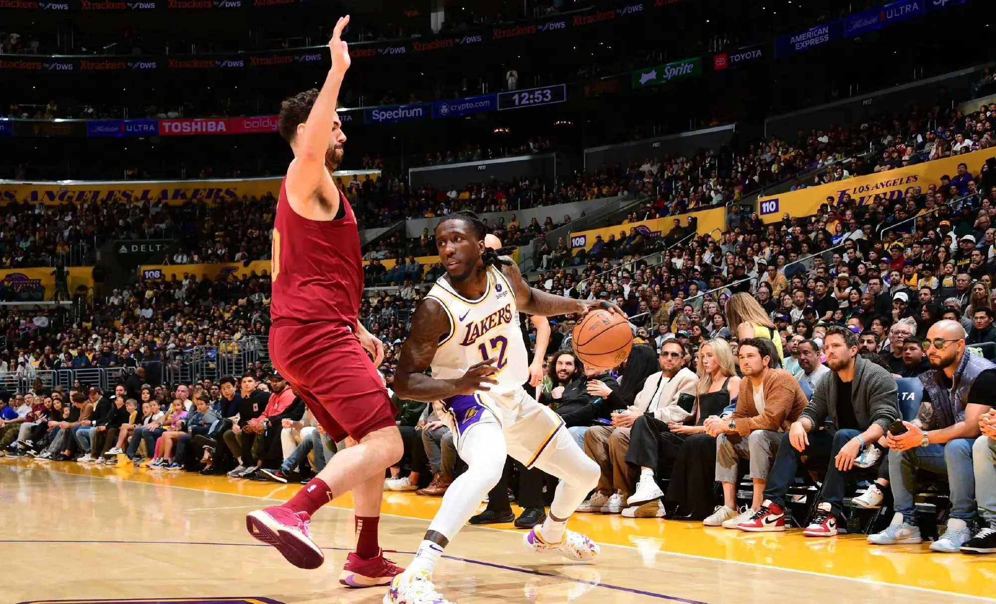 爱游戏在线-骑士队快速反击，成功赢得比赛实现反超的简单介绍