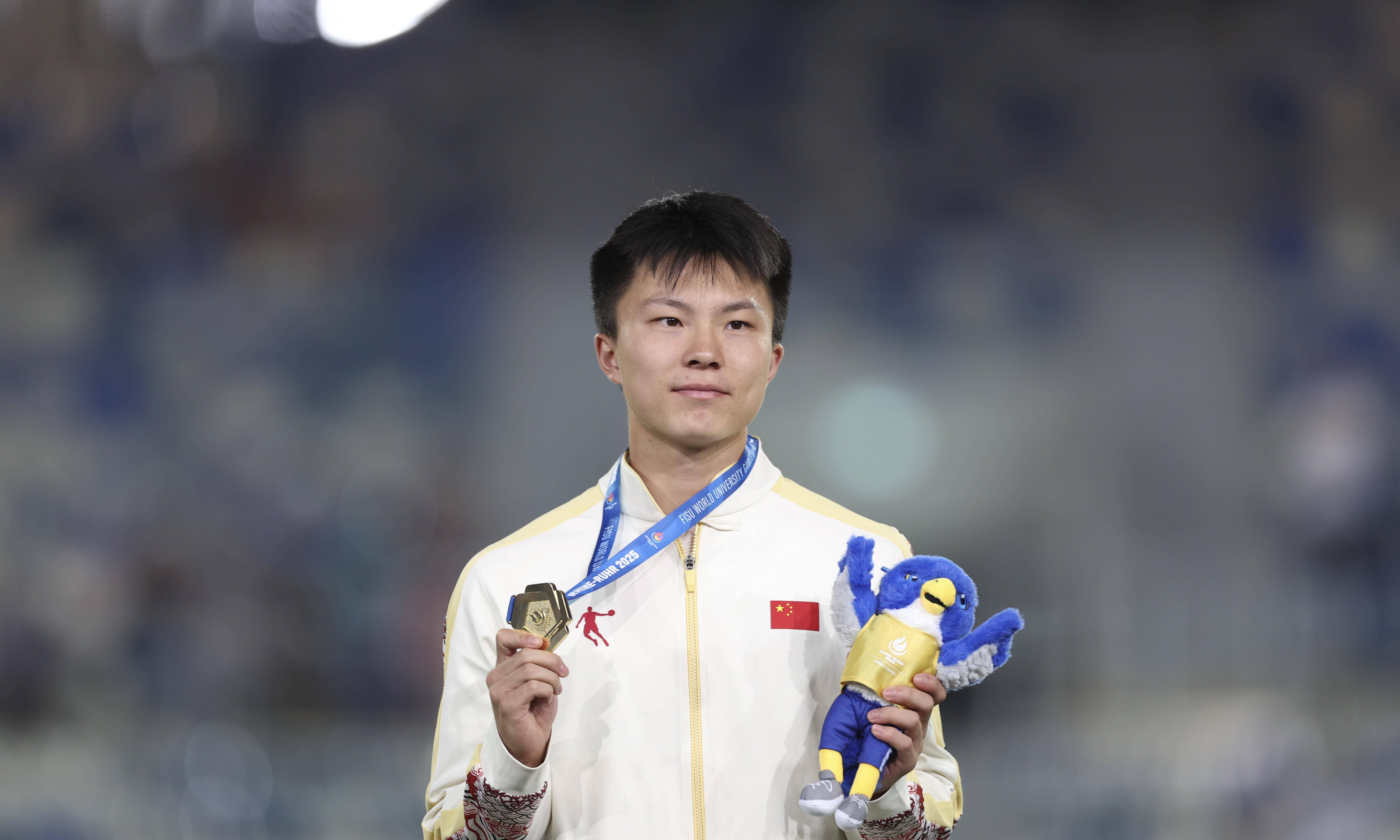 田径运动员充满激情获得金牌 田径运动员充满激情获得金牌