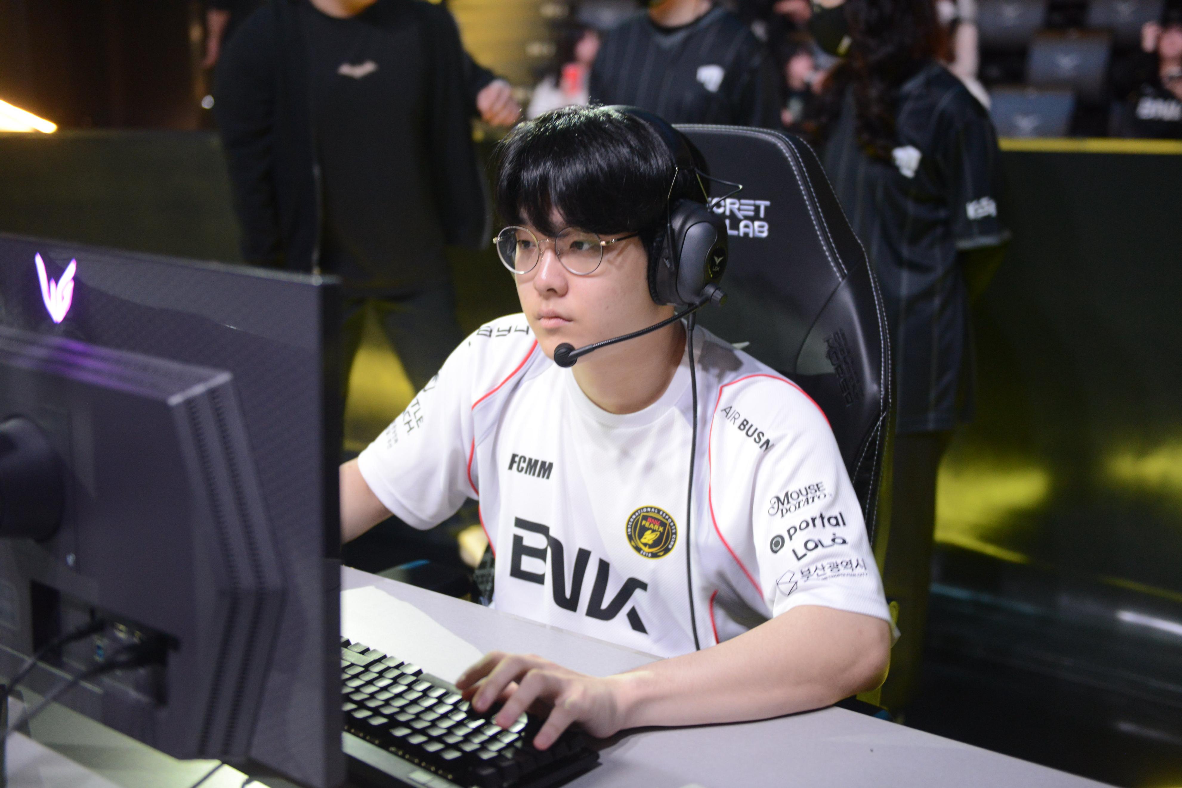 DK碾压T1，Keria关键团战开团秒人峡谷大战淘汰赛，让粉丝疯狂欢呼