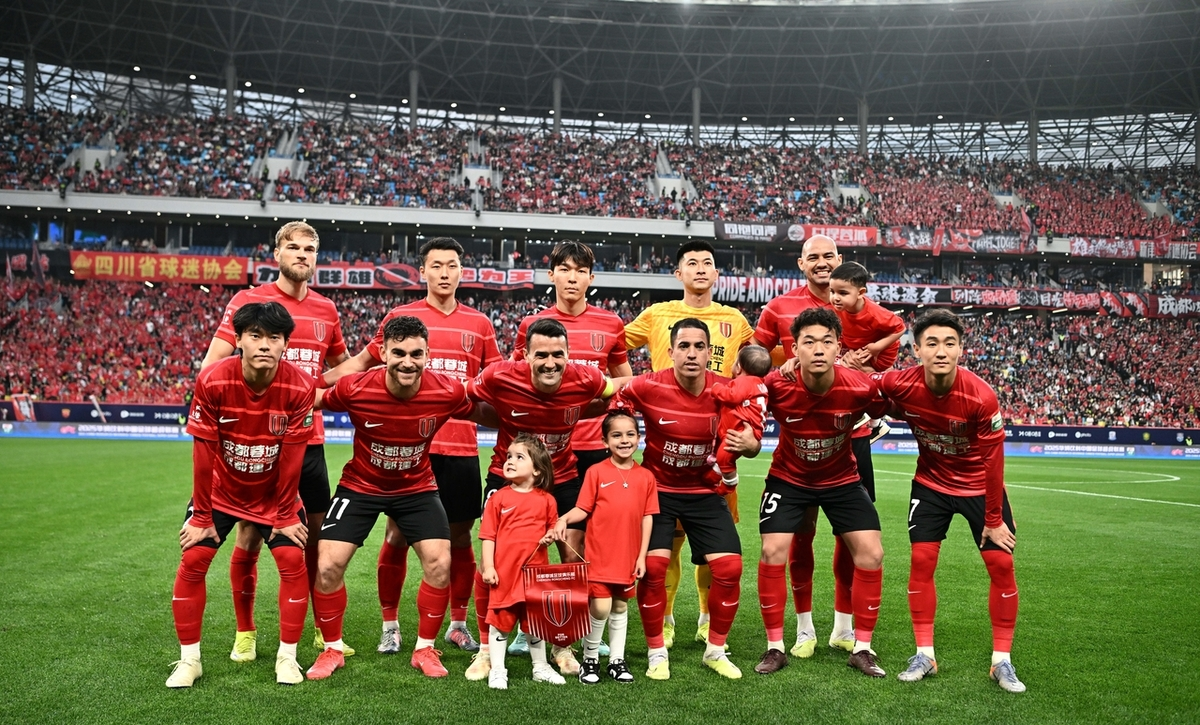 足球场上实力对决，东亚球队竞争激烈激情澎湃的简单介绍