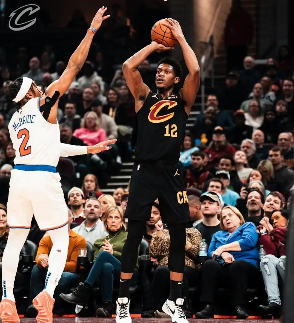 尼克斯负于骑士，勇士客场惜败掘金的简单介绍