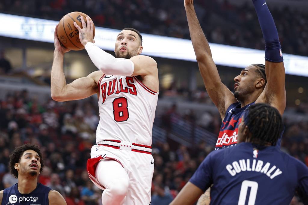 公牛客场击败魔术，拉文砍下27分