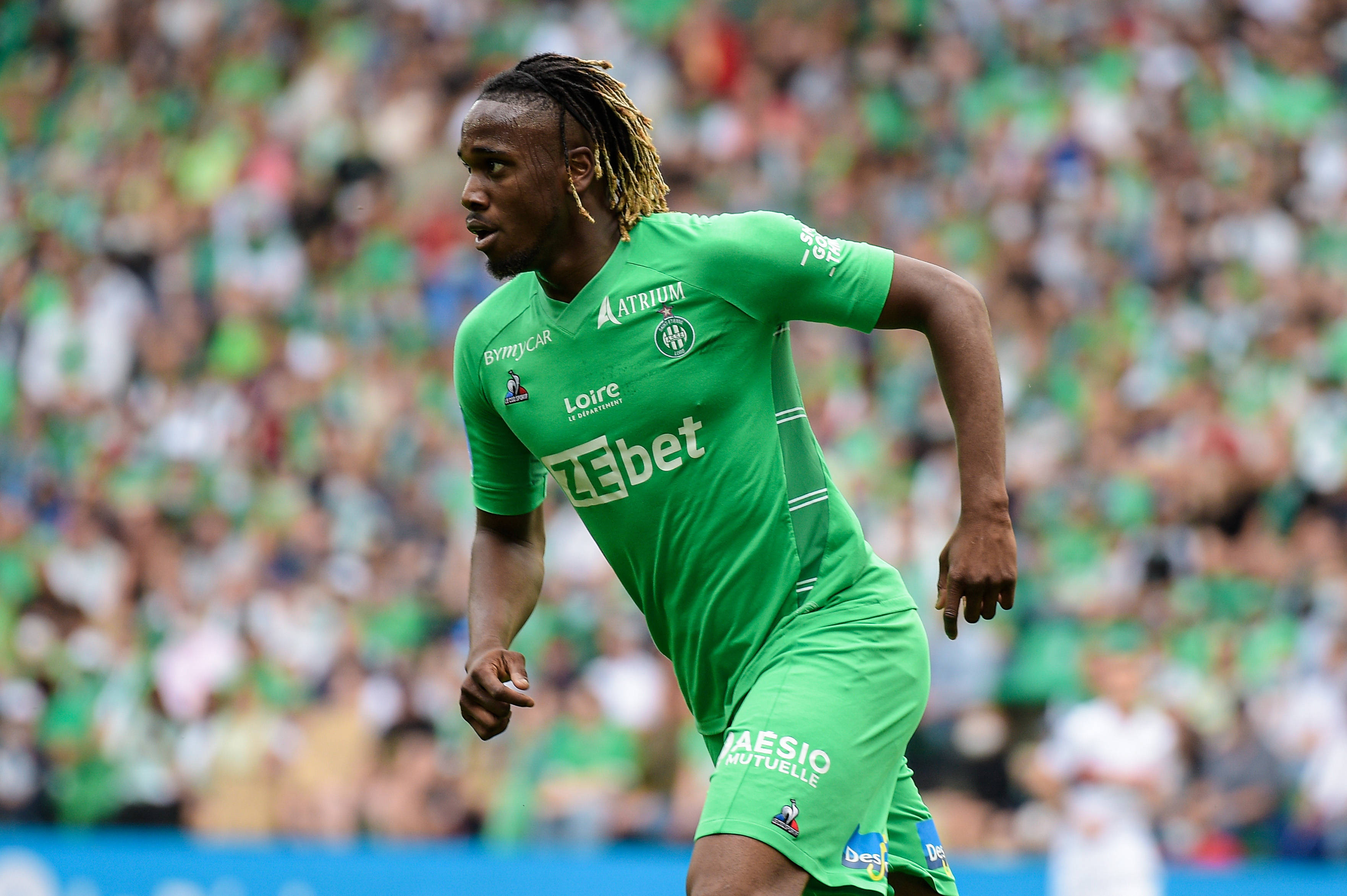 圣埃蒂安球员们奋力拼搏,迈向胜利 圣埃蒂安球员们奋力拼搏,迈向胜利